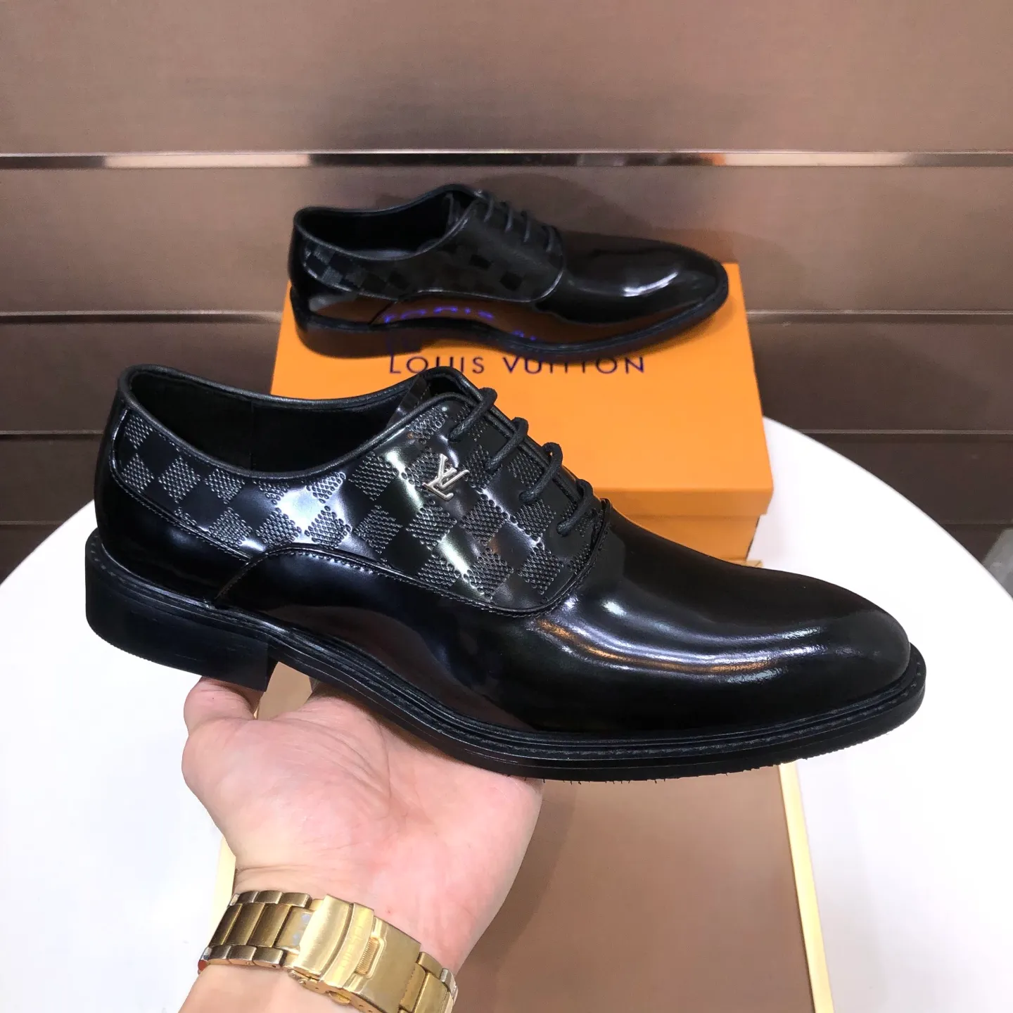 Men's men's shoes💰460💰【LV】(sheepskin lining) formal men's shoes! The high-end formal wear style is luxurious and elegant, with both practicality and style. We pay special attention to quality and details. The original version at the counter is 1:1 ultra-accurate replica👍🏻 The shoe last, leather, workmanship and comfort are not inferior! Material: imported cowhide upper, soft first layer of sheepskin! Code number: 38-45 (45 customized)